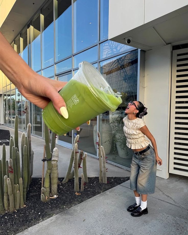 meuf qui bois un matcha