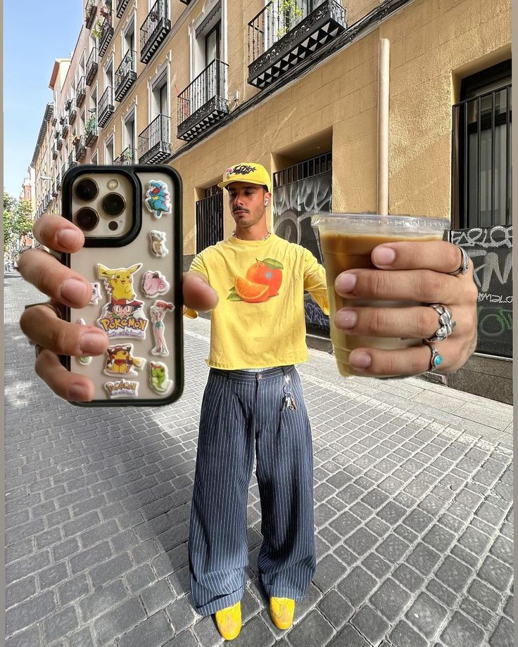 outfit jaune avec matcha latté et coque de téléphone